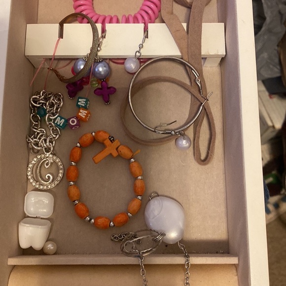 Assorted jewelry. Some are more expensive than others so please look at pictures - Picture 6 of 11